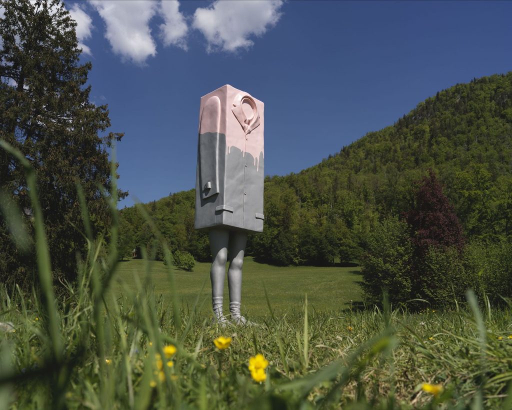 Skulptur Big Kastenmann von Erwin Wurm in der Ausstellung im Park der Kaiservilla Bad Ischl, Kunst Sommer Salzburg