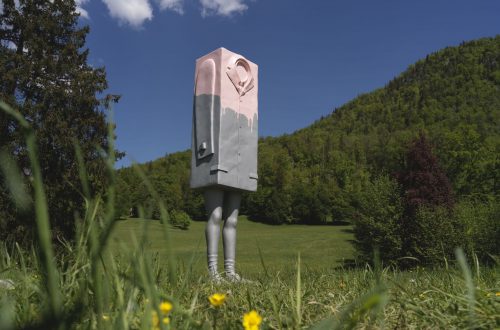 Skulptur Big Kastenmann von Erwin Wurm in der Ausstellung im Park der Kaiservilla Bad Ischl, Kunst Sommer Salzburg
