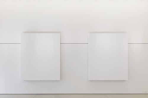 Blick auf zwei massive weiße Stellwände in der Ausstellung Landschaftsmalerei von atelier drei, Stadtgalerie Lehen 2025