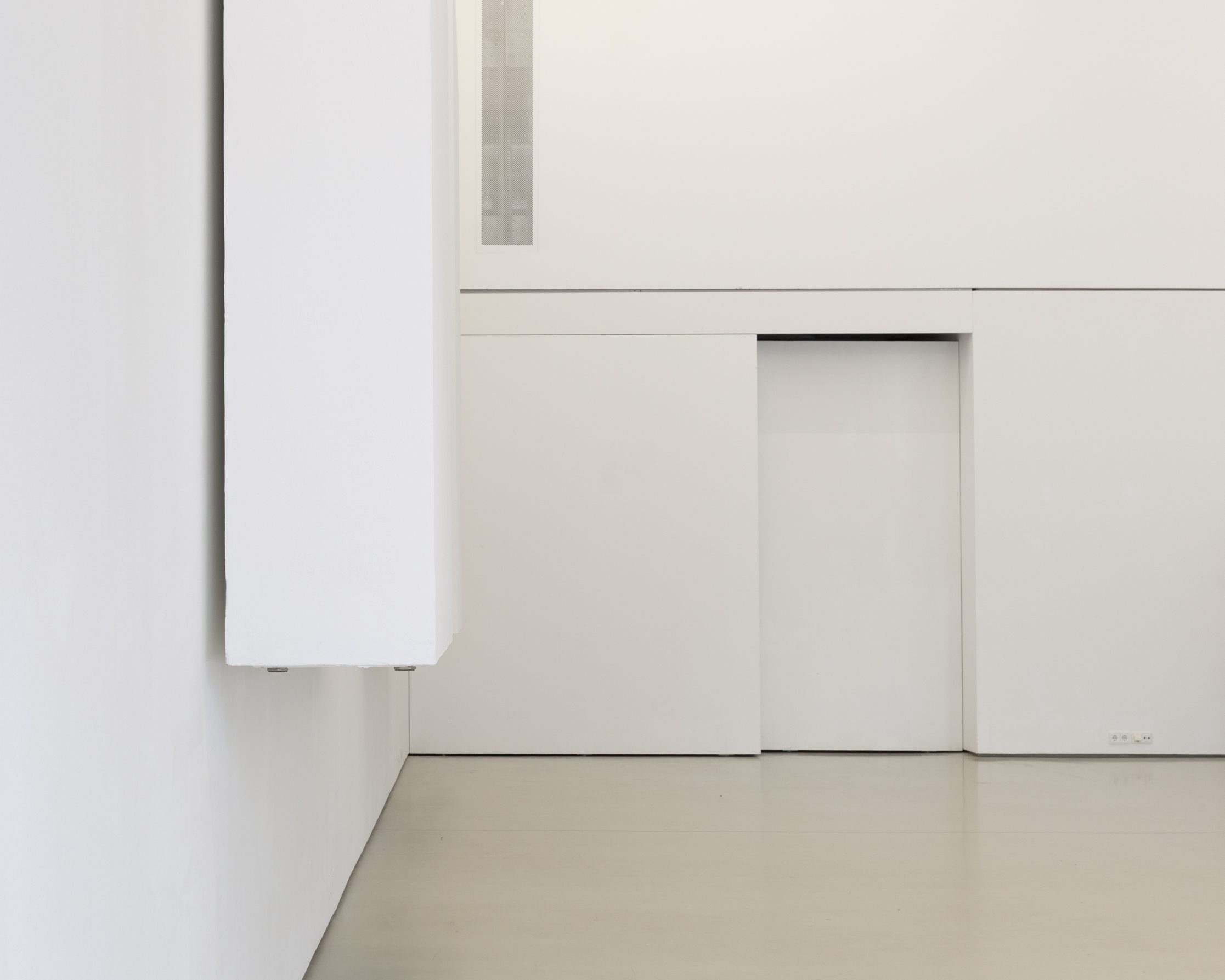 Installationsansicht seitlich: weiße Wandmodule von atelier drei in der Stadtgalerie Lehen, Teil der Ausstellung Landschaftsmalerei