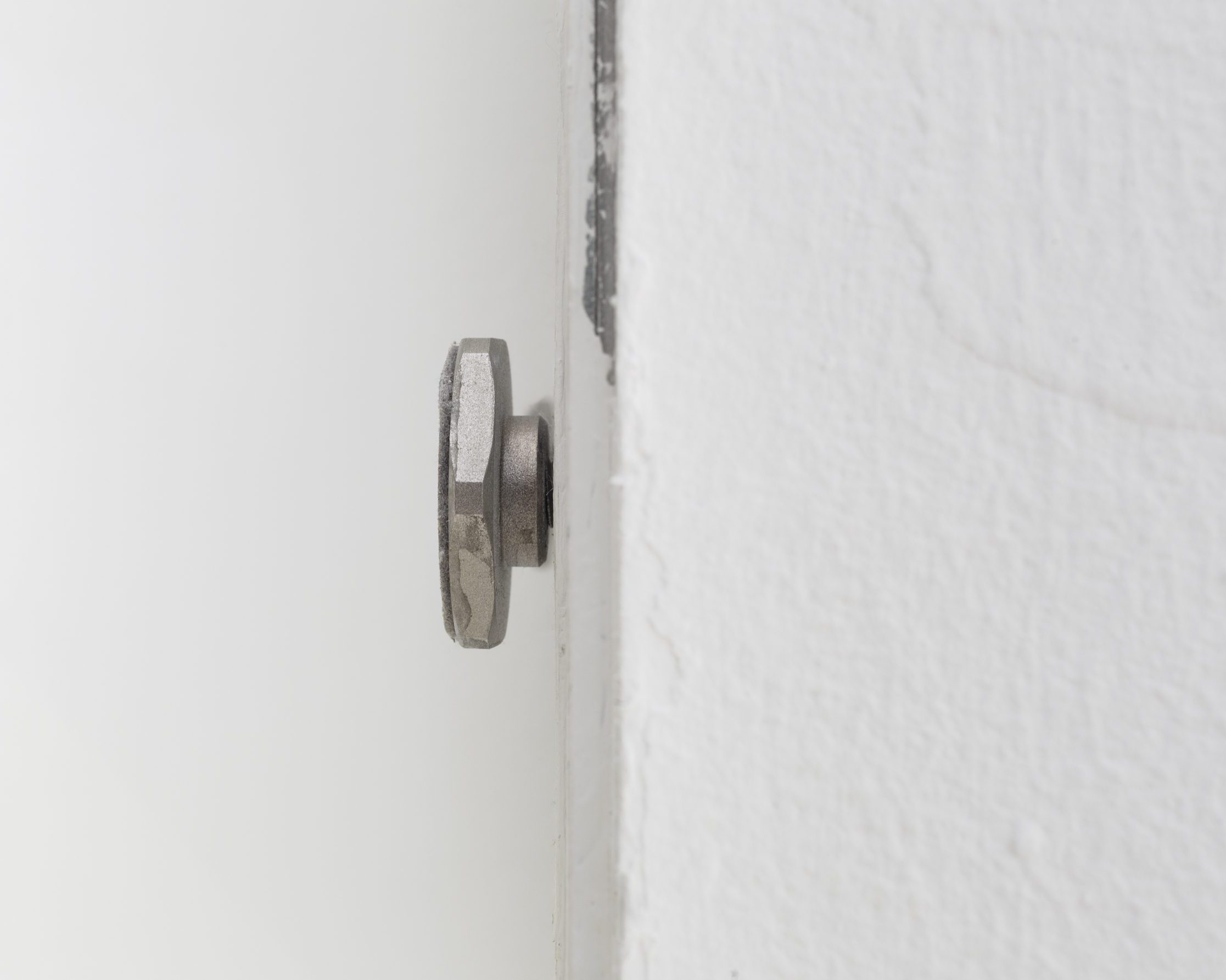Detailaufnahme der weißen Strukturwände in der Ausstellung Landschaftsmalerei von atelier drei, Stadtgalerie Lehen