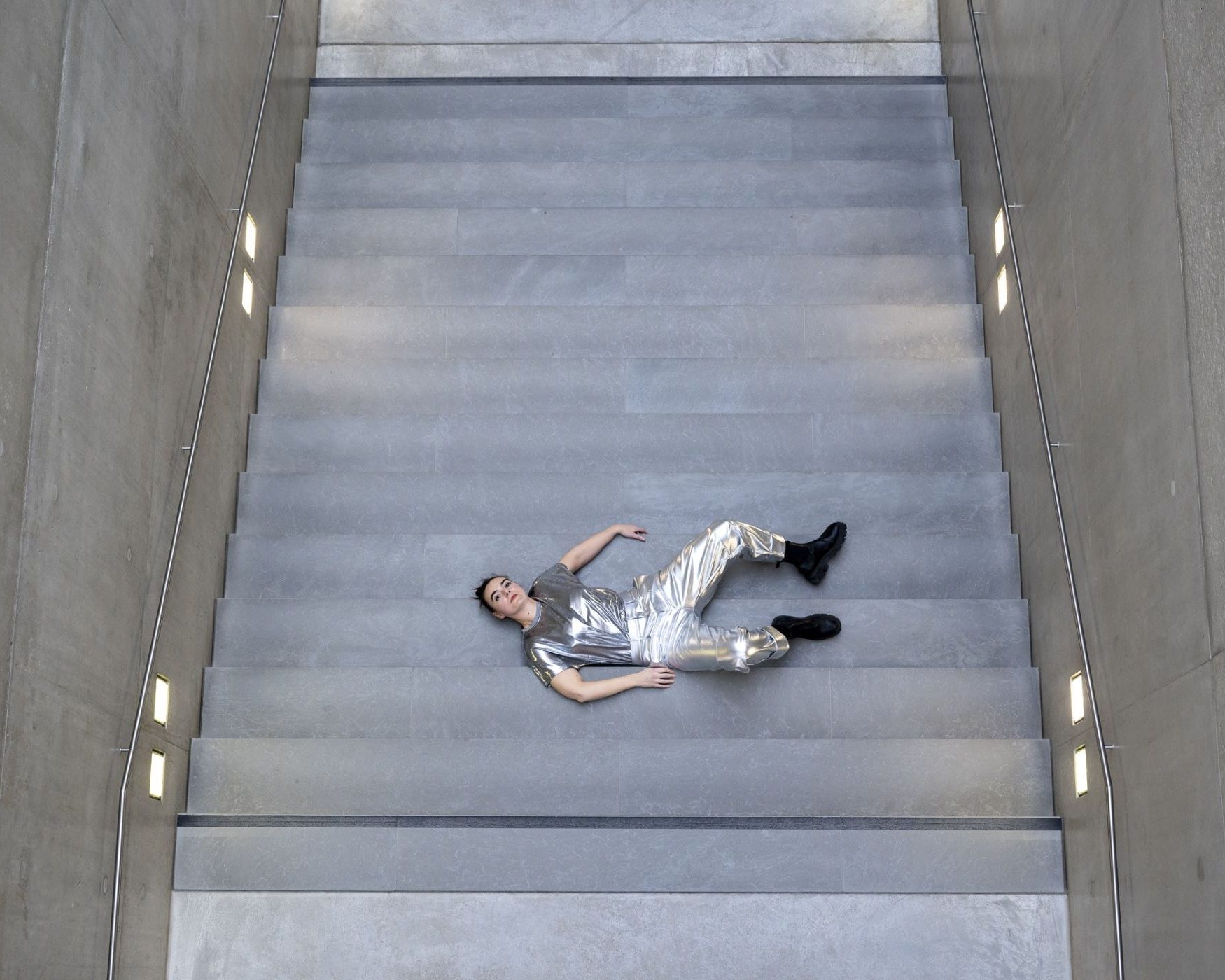Performance downstairs von Doris Uhlich, 2024, aufgenommen im Museum der Moderne Salzburg