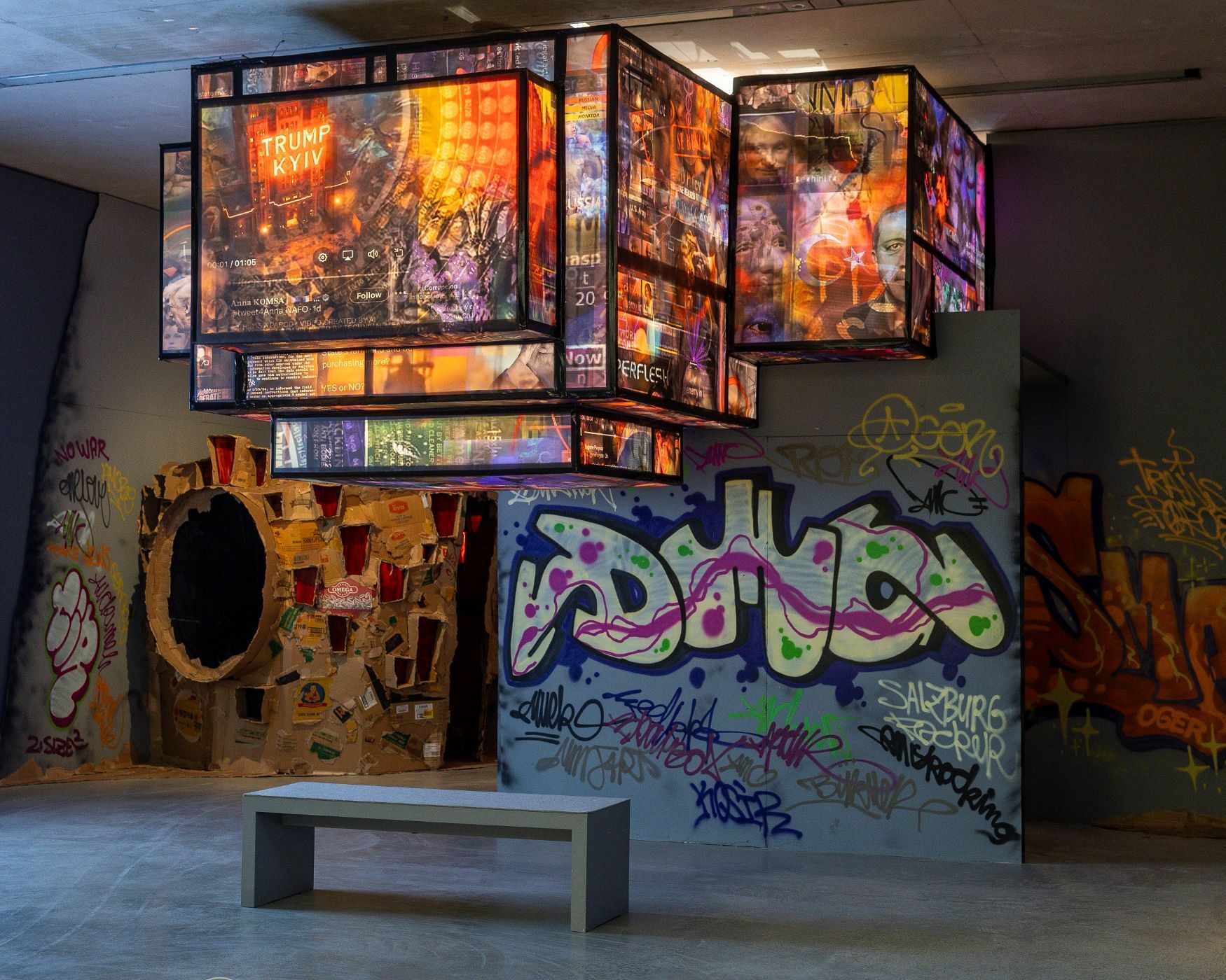 Rob Voerman, The Republic – Installation aus der Ausstellung Entropic Empire im MdM Salzburg, 2025
