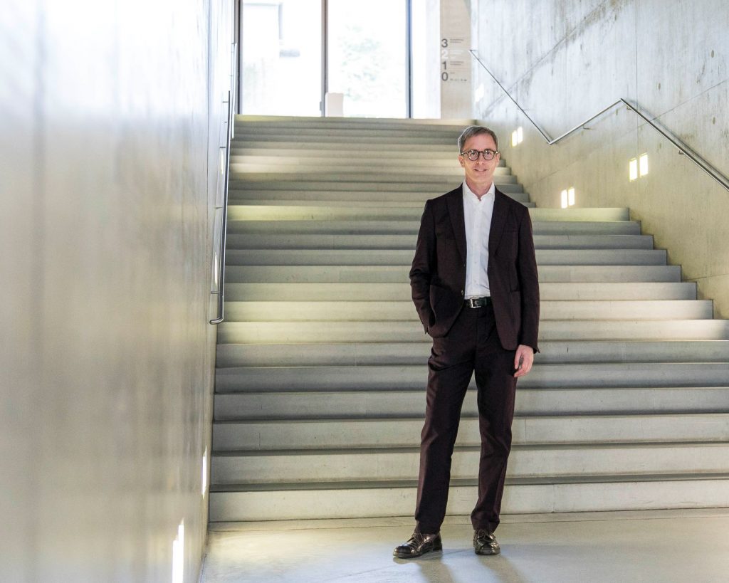 Porträt von Harald Krejci, Direktor des Museum der Moderne Salzburg, aufgenommen 2025
