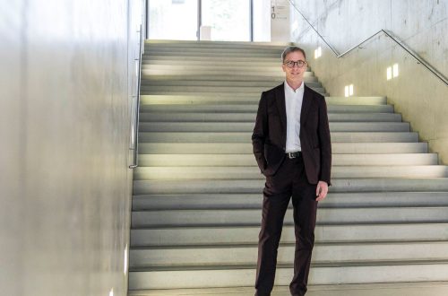 Porträt von Harald Krejci, Direktor des Museum der Moderne Salzburg, aufgenommen 2025