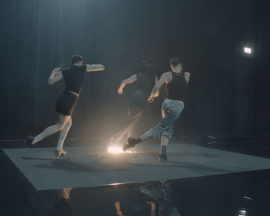 Das Trio von Chiara Bartl-Salvi, Chihiro Araki und Elena Francalanci in synchroner Formation während Heat Island, Toihaus Salzburg 2025