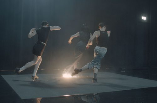 Das Trio von Chiara Bartl-Salvi, Chihiro Araki und Elena Francalanci in synchroner Formation während Heat Island, Toihaus Salzburg 2025