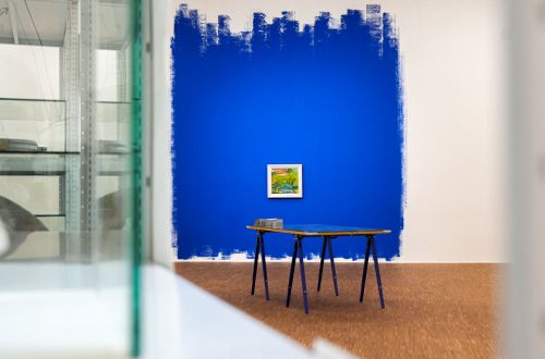 Ausstellungsansicht mit Tatiana Lecomtes Werk God Bless the Year 1942: eine Wand in kräftigem Blau mit einem einzelnen Landschaftsgemälde