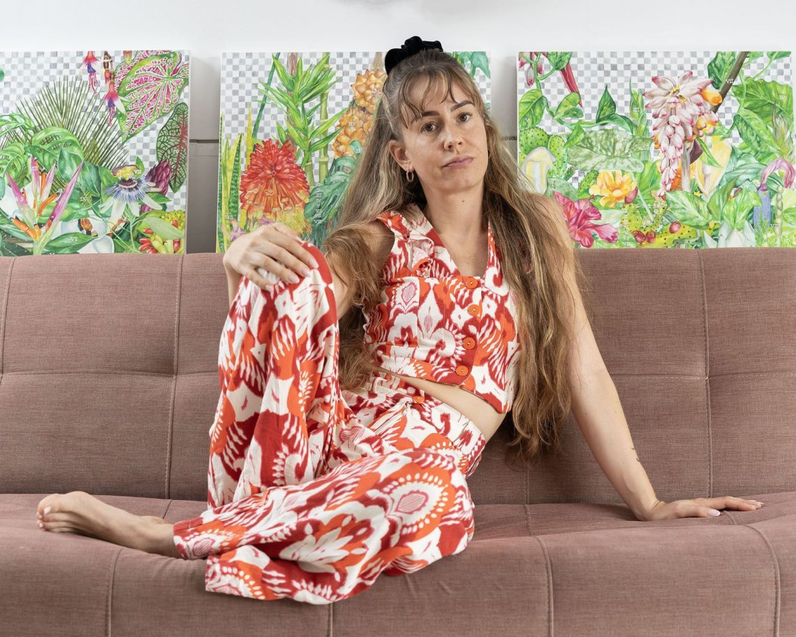 Künstlerin Johanna Binder, Porträtaufnahme im Kontext ihrer Ausstellung Earth Makers, Galerie Vonier 2025