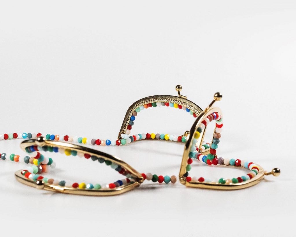Detailaufnahme des farbenfrohen Halsschmucks aus Glasperlen von Sonja Bischur, Gewinnerin des Eligius Schmuckpreis 2025