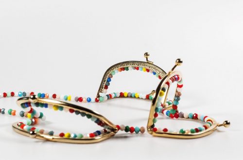 Detailaufnahme des farbenfrohen Halsschmucks aus Glasperlen von Sonja Bischur, Gewinnerin des Eligius Schmuckpreis 2025