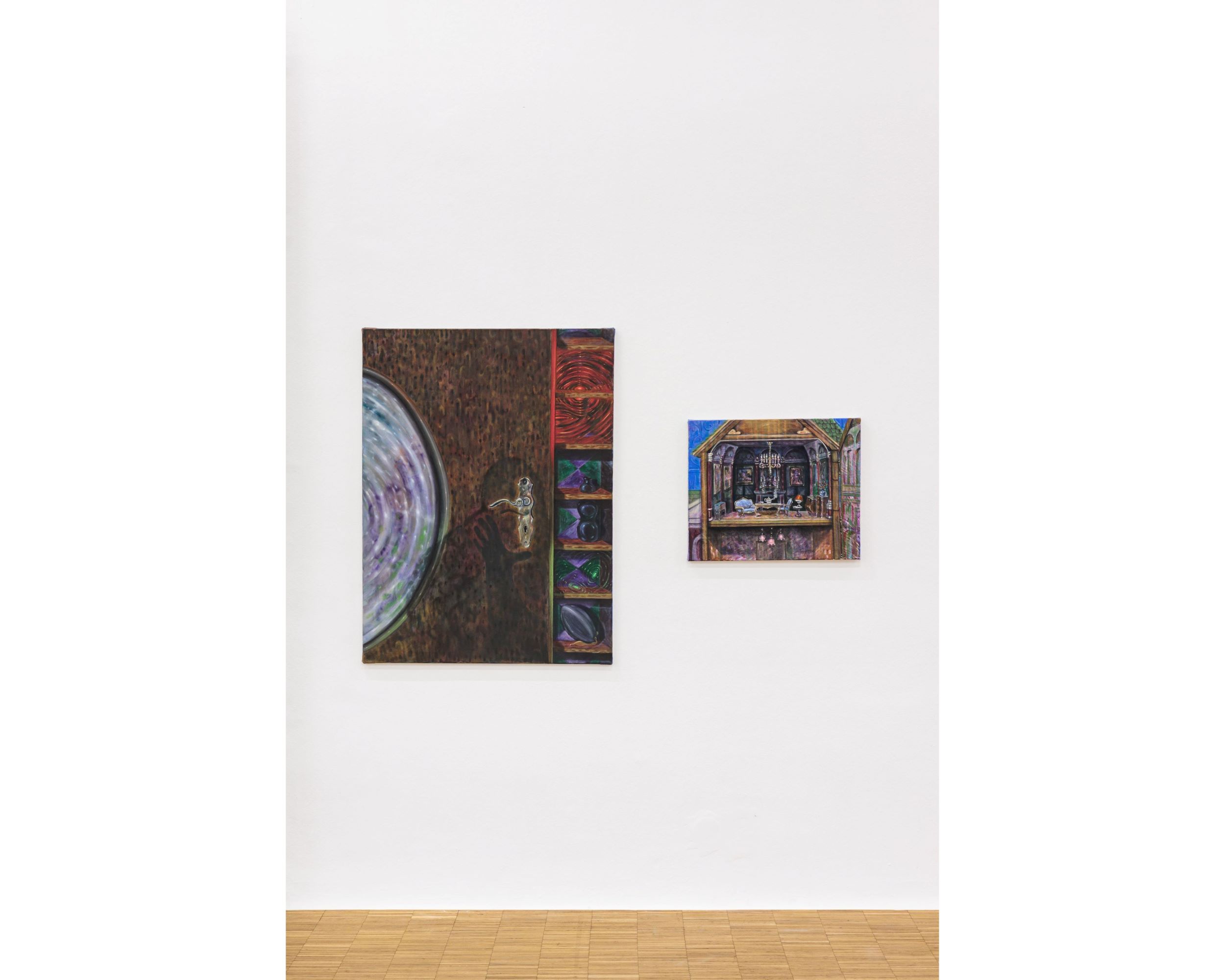 Zwei Ölgemälde von Ani Gurashvili in der Ausstellung vakuum im Salzburger Kunstverein: links das großformatige Bild Trickster’s Pantry, rechts das kleinere The Forgotten Parlour mit detailreicher Innenraumszene.