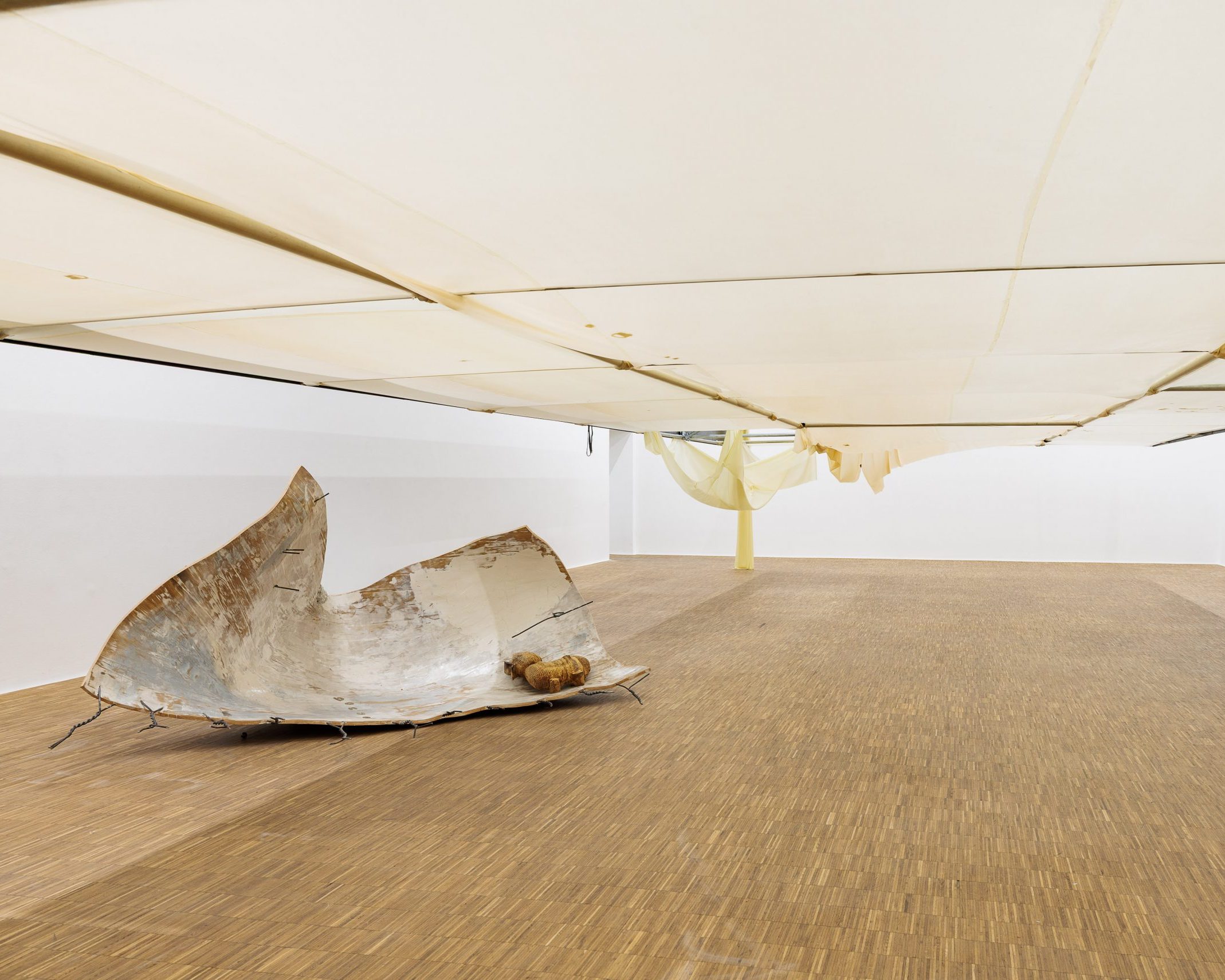 Ausstellungsansicht Linda Lach all keys all times im Salzburger Kunstverein mit hängender Latexdecke und Skulptur am Boden