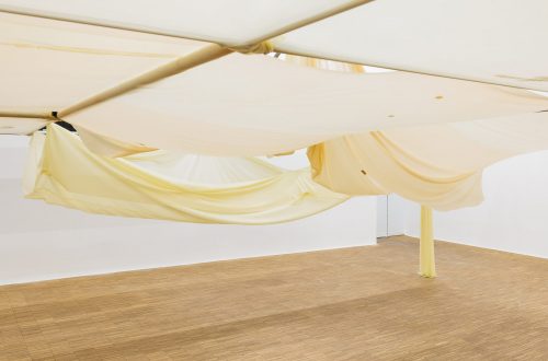 Durchhängende Latexbahnen auf Metallgerüst als abgehängte Decke in Linda Lachs Rauminstallation im Salzburger Kunstverein