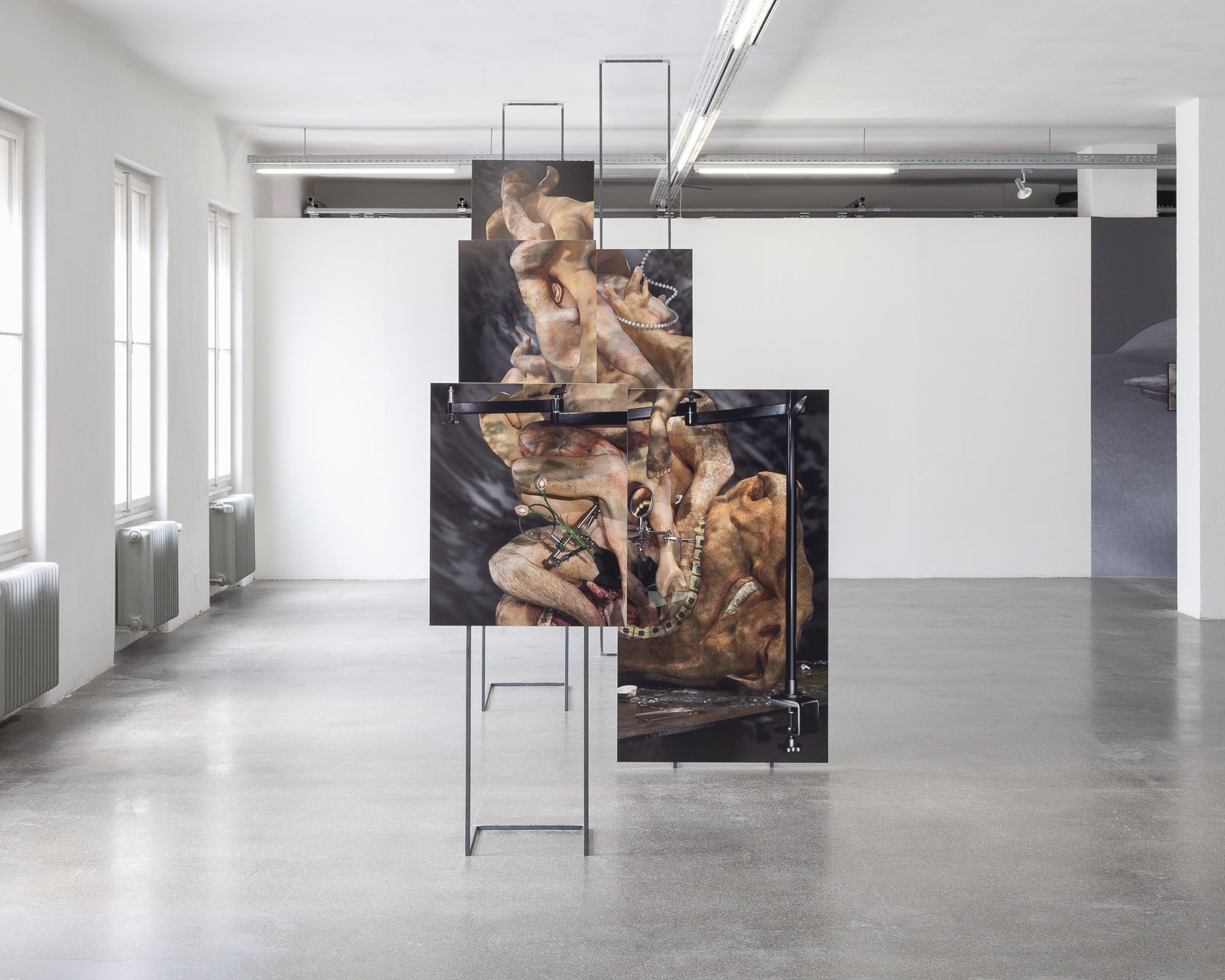 Großformatige Körperfotografien von Mateusz Dworczyk auf gestapelten Metallständern in der Ausstellung scapes and bodies, Galerie 5020