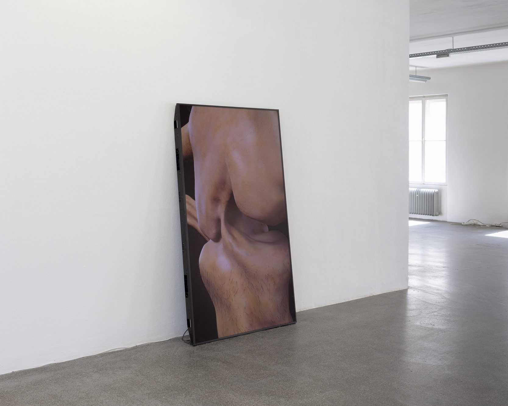 Großformatige Nahaufnahme eines digital bearbeiteten Körpers von Mateusz Dworczyk an der Wand lehnend in der Galerie 5020