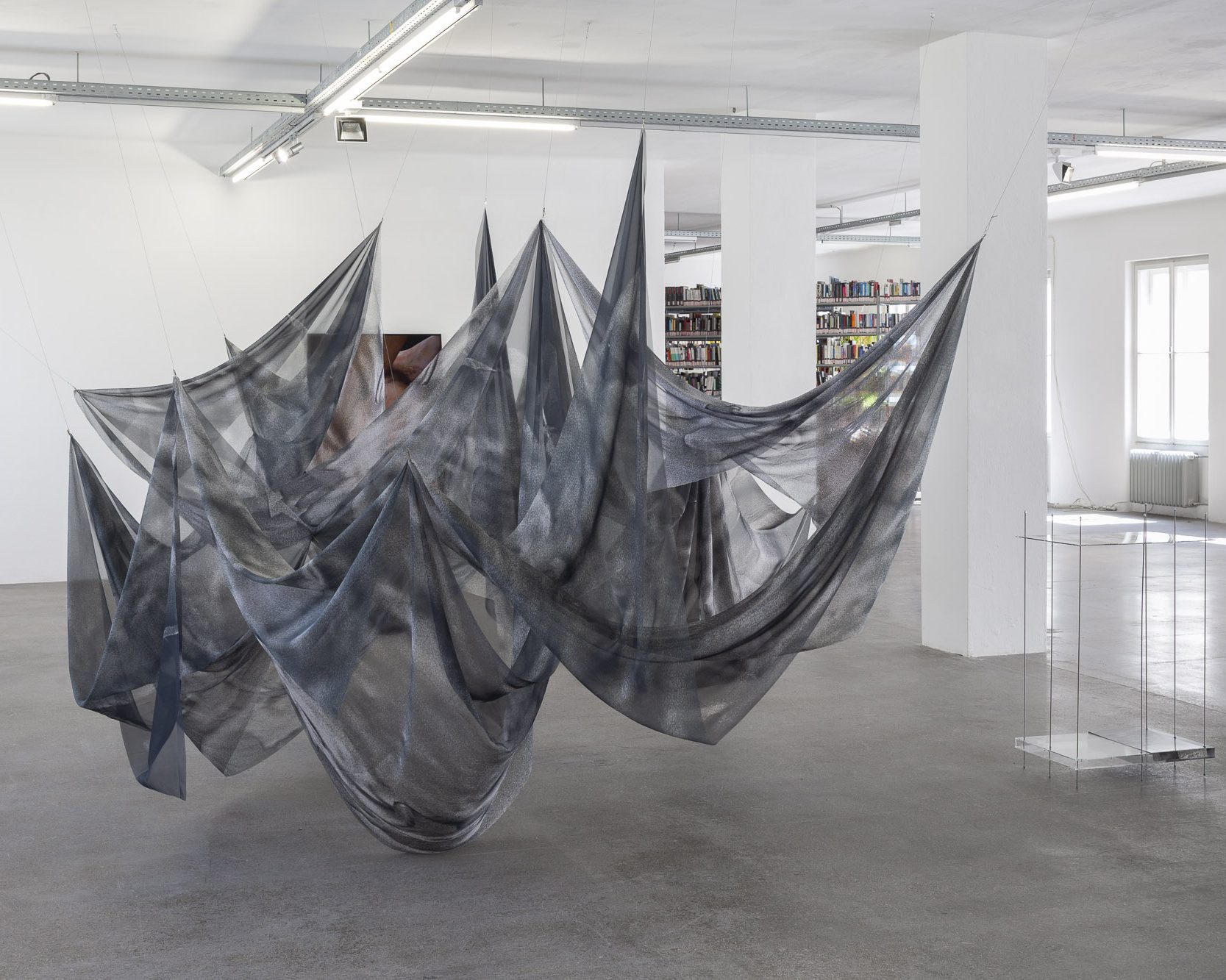 Hängendes bedrucktes Textil von Lisa Wieder als raumgreifende Installation in scapes and bodies, Galerie 5020