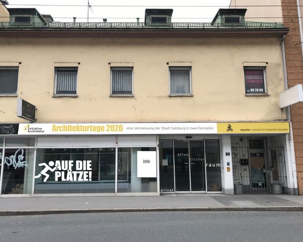 Schaufenster der Initiative Architektur mit Auf die Plätze Beschriftung als Veranstaltungsort der Architekturtage 2026 Salzburg