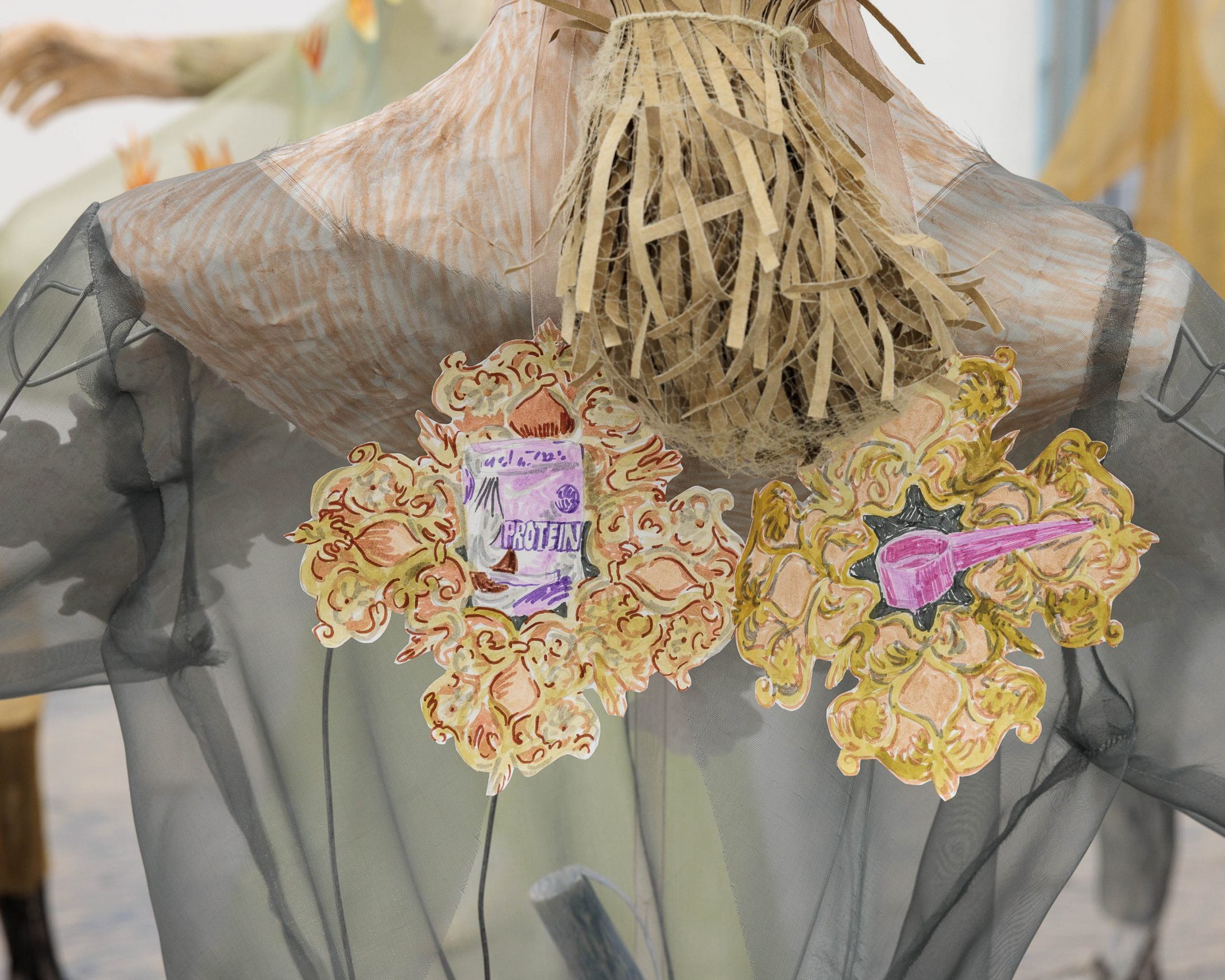 Detailaufnahme von Agnes Scherers Papier-Figuren in der Ausstellung Three Wicked Games.
