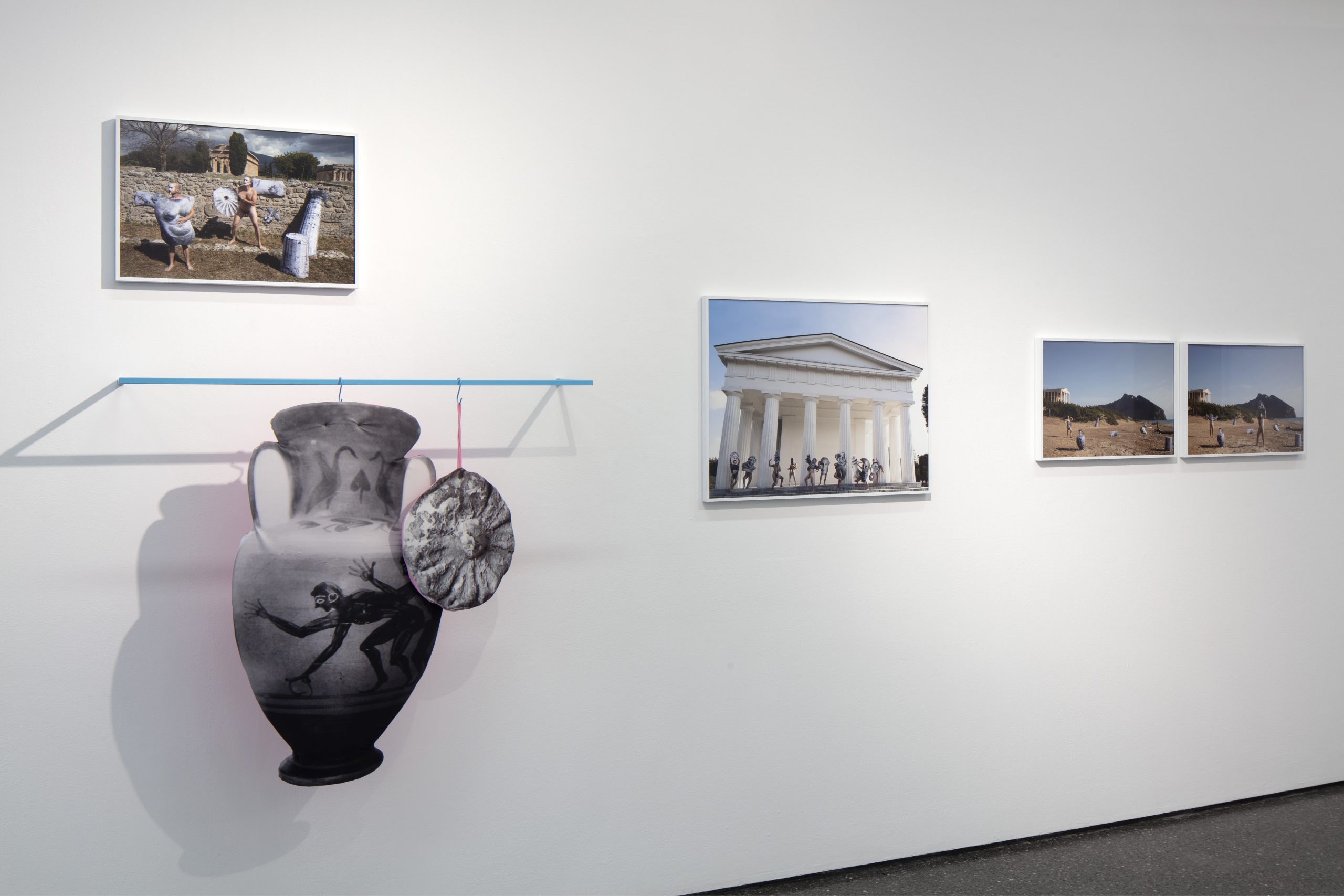 Ausstellungsansicht mit Werken aus der Serie „Dirty God*desses/Freud and the Secret Cabinet“ (2022–24) © Andrew Phelps