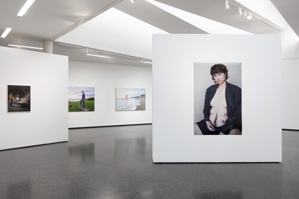 Ausstellungsansicht mit Fotos der Künstlerin Wojhan