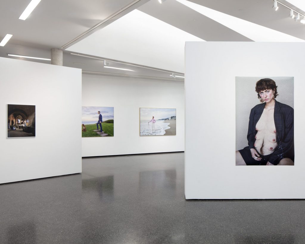 Ausstellungsansicht mit Fotos der Künstlerin Wojhan
