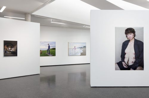 Ausstellungsansicht mit Fotos der Künstlerin Wojhan