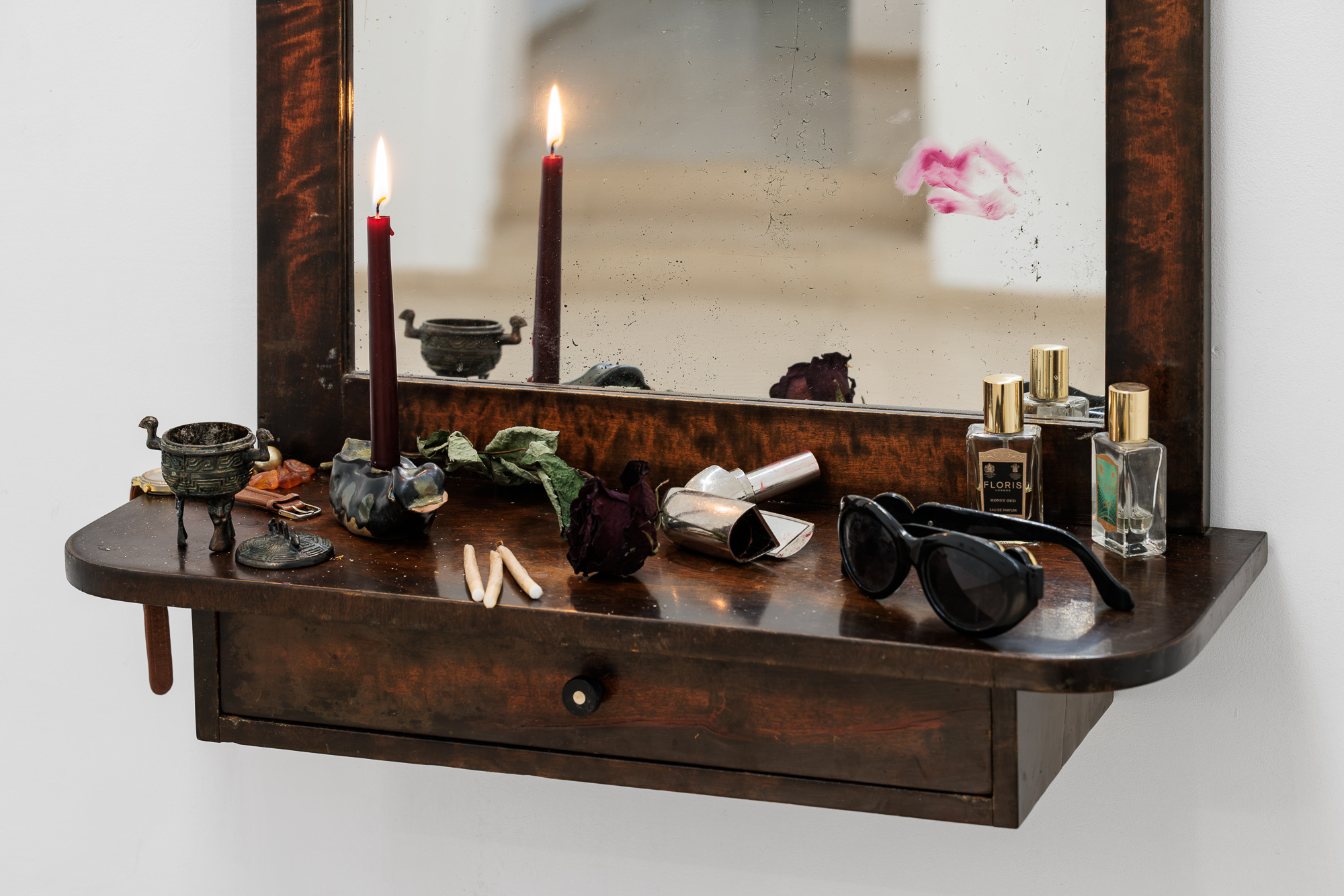 In Adam Christensens Installation „Oh well, hey“ (2025) bewahrt ein Boudoir mit Kerzen, vertrockneten Rosen, antiken Gefäßen und Lippenstiftspuren nicht nur die Erinnerung an Vergangenes. ©kunst-dokumentation.com
