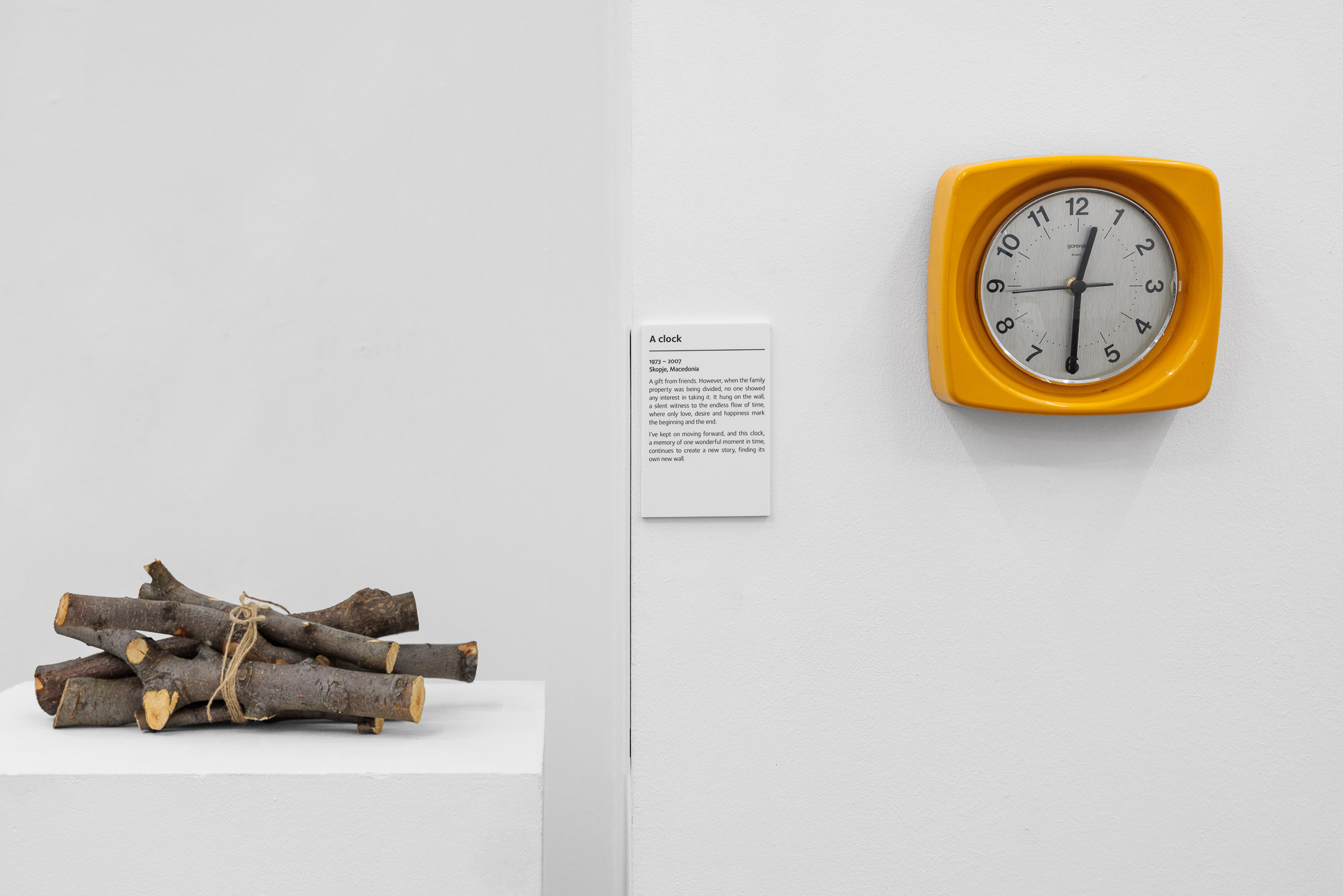 Objekte aus dem „Museum of Broken Relationships“ erzählen gemeinsam mit anonymisierten Wandtexten von dem, was zwei Menschen einst verbunden und von dem, was sie schließlich getrennt hat. © kunst-dokumentation.com