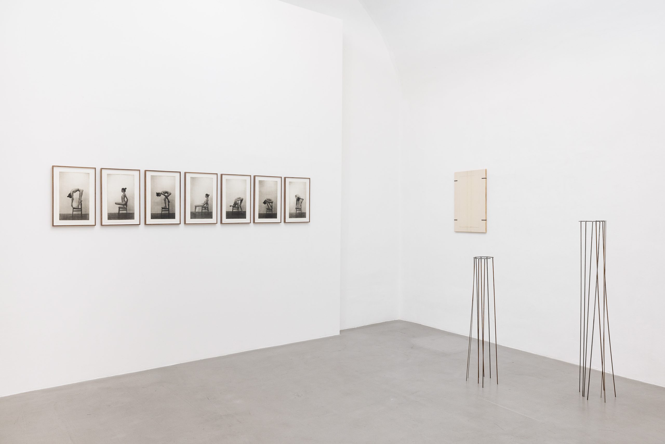 li. Chen Cohen "Days" (2021), re. Melanie Enders "..." (2025-26) © kunst.dokumentation.com, Manuel Carreon Lopez