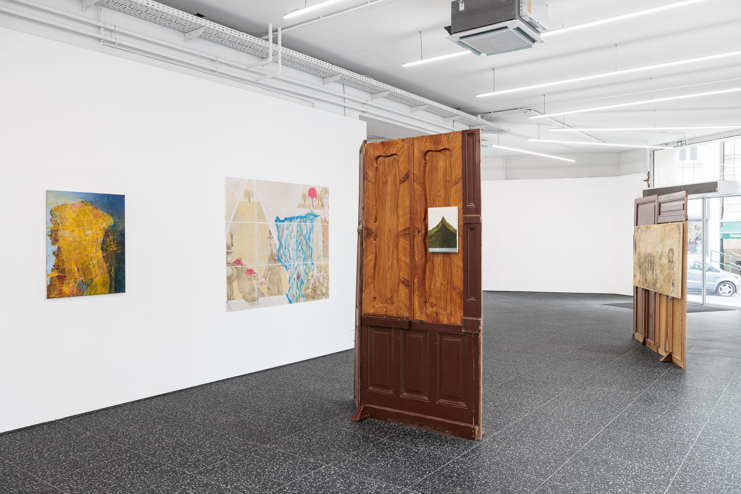 Lou von der Heyde inszeniert ein Theaterstück, in dem literarische Figuren und Kunstwerke inmitten eines bühnenbildartigen Settings aus Holztüren aufeinandertreffen.