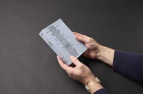 Cover gebunden in Jeansstoff in zwei Händen