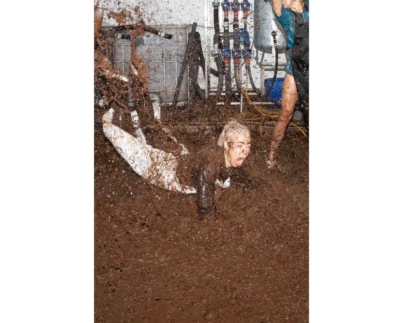 Performerin taucht in brauner Brühe aus dem leckenden Klärtank, Seaworld Venice Florentina Holzinger Biennale Venedig