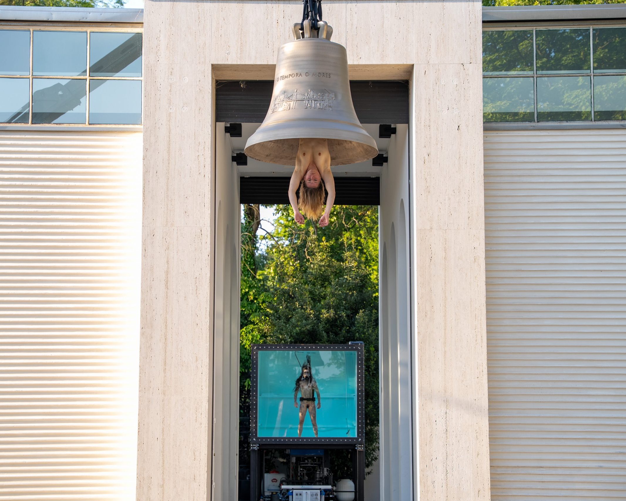 Nackte Performerin hängt kopfüber in einer Glocke am Eingang von Florentina Holzingers Seaworld Venice, österreichischer Pavillon Biennale Venedig
