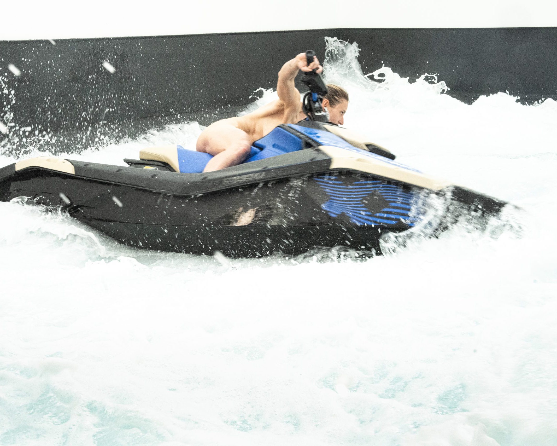 Nackte Performerin auf Jetski in Florentina Holzingers Seaworld Venice im österreichischen Pavillon der Biennale Venedig